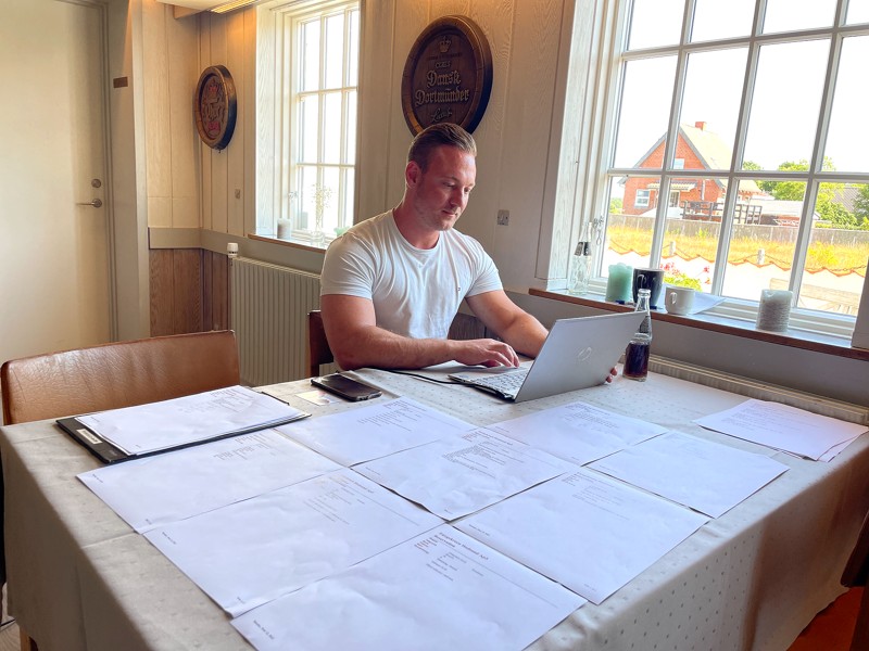 Tobias Lorenzen er i gang med at få overblik over dagens nye bookinger på Færgekroen - både i restauranten, selskaber og værelser.