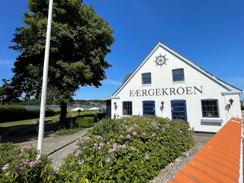 Den smukke og historiske Færgekroen i Hadsund. 