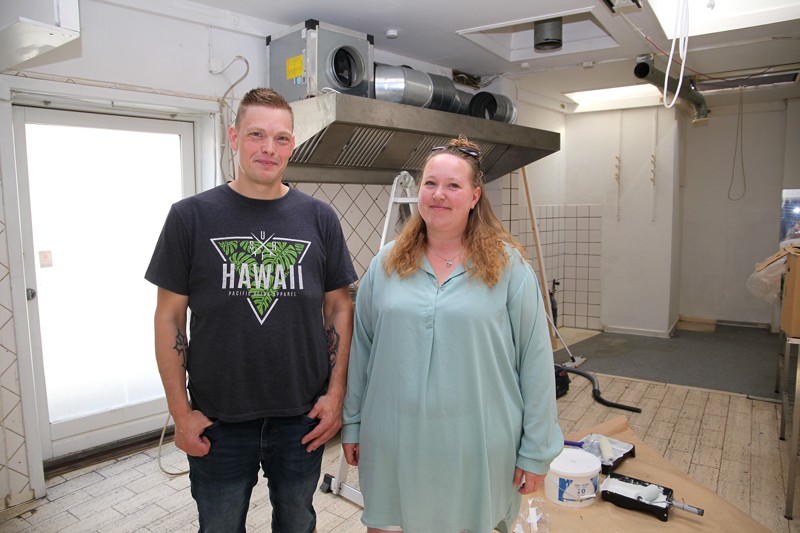 Daniel og Heidi knokler med at ombygge det tidligere pizzaria til en hyggelig café.
