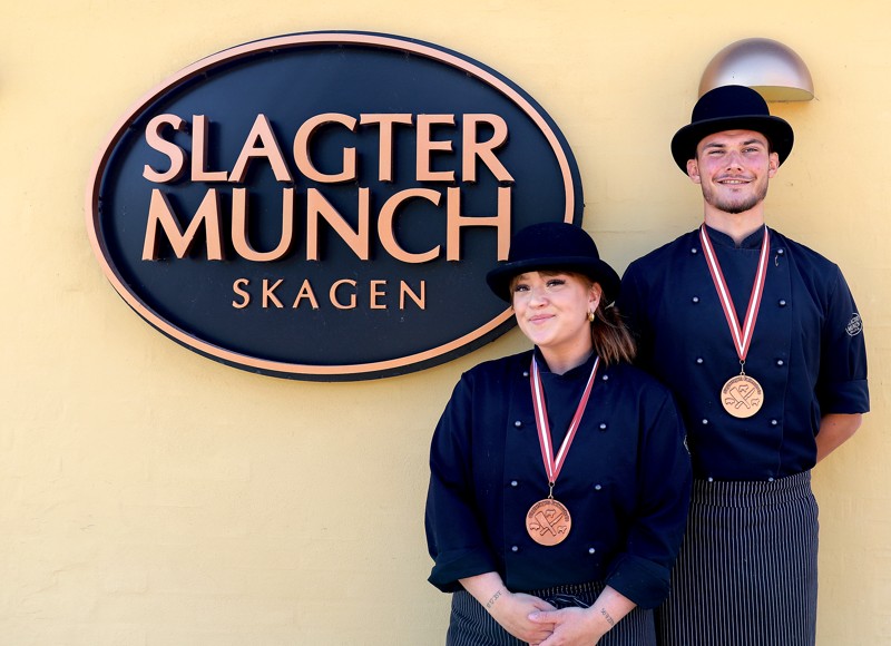 Det er ikke kun studenter der springer ud i denne tid. Hos Slagter Munch i Skagen er der netop sprunget to færdige gourmetslagtere ud.