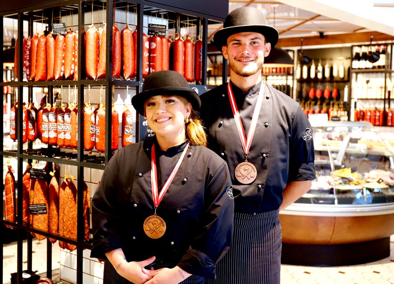 Emma Sørensen og Adrian Bidstrup Christensen har været super glade for lærertiden i en af landets bedste slagterforretninger.