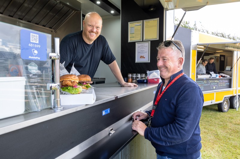På pladsen er der mulighed for at få flere smagsoplevelser - Peter Bertelsen fra Himmerlandskokken serverer eksempelvis burgere.