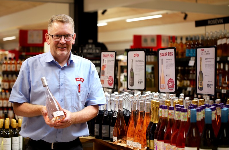 Supermarkedet MENYs nye vinmand Jens Jensen, kommer med et vovet forslag om en rosé-cocktail til terrassen.
