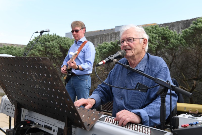 Musikerne Peter Aldahl og John sørgede for den musikalske underholdning i Kulgården.