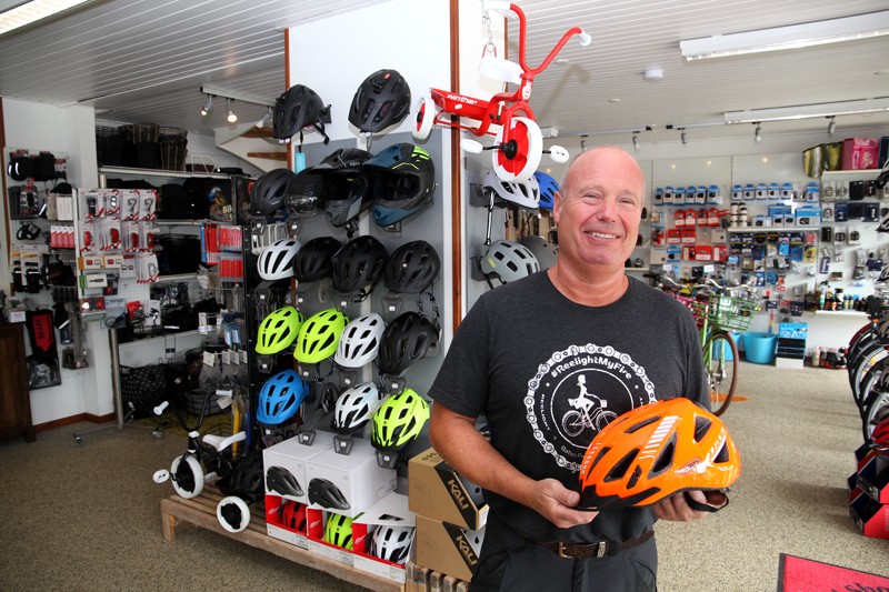 I Møllers Cykelshop kan du naturligvis få alt i udstyr.