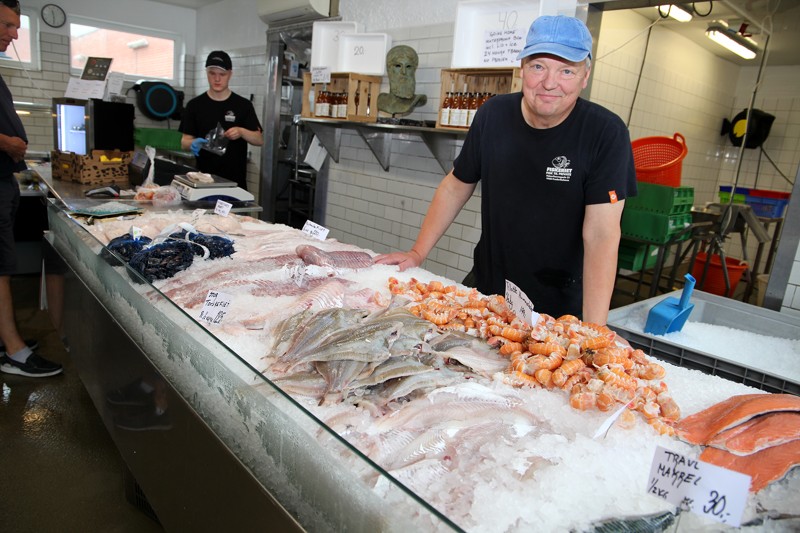 Claus Høeg har været fiskehandler i 31 år og driver Fiskeriet i Fiskerihavnsgade. Han er stolt af at levere frisk fisk til kvalitetsbevidste frederikshavnere.