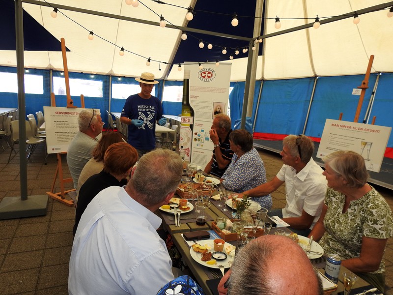 Ole Kjærsgaard Nielsen, chefkok på Oceanariet, underviser folk på Hirtshals Fiskefestival i akvavitsmagning til en tapasanretning.