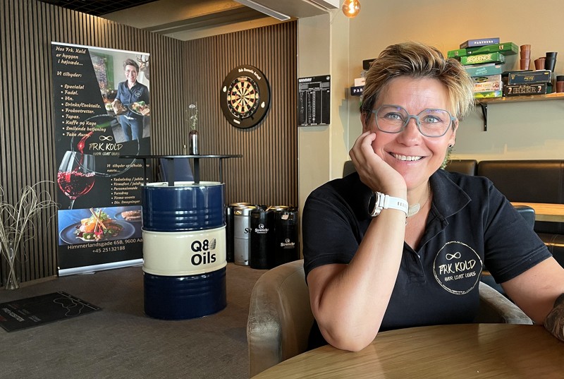 Anette Kold, indehaver af Frk Kold i Aars - klar til at byde forældre velkommen i caféen på barnets første skoledag - og alle andre dage, naturligvis...