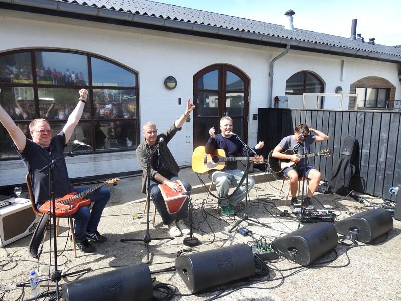 600 til koncert med Rasmus Nøhr ved Hirtshals Fiskehus under Trappen lørdag den 12. august.