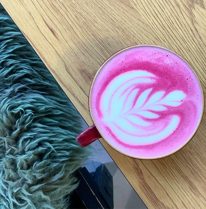 Den lyserøde latte kalder næsten på en veninde-kaffe.