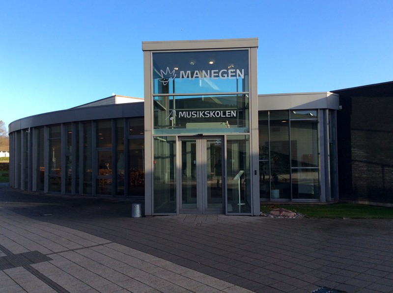 Foreningen Sæby Bio viser alle sæsonens film i Manegen, Rådhuspladsen 2 i Sæby. 