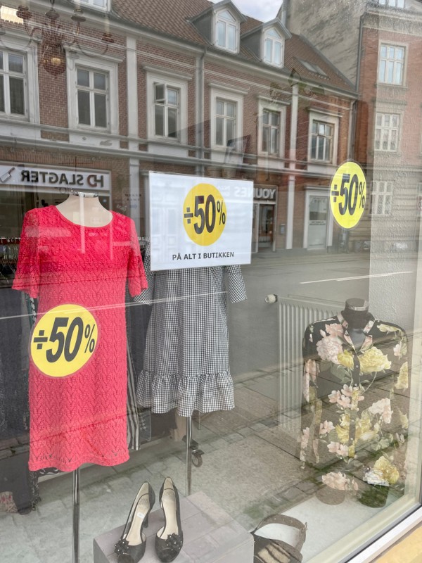 Genbrugsbutikken Reden i hjertet af Aalborg har skåret halvdelen af priserne