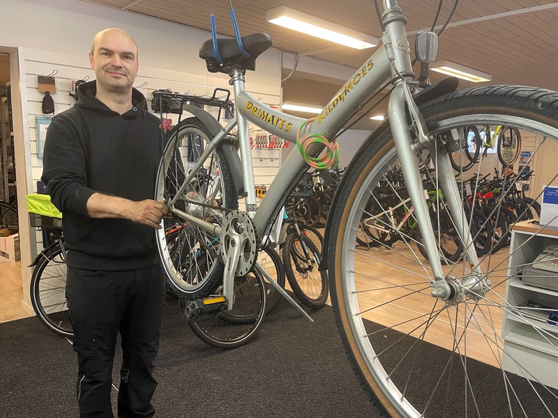 - Jeg er glad for at være tilbage. Både hos Vesthimmerlands Cykelcenter og i jobbet som cykelmekaniker, lyder det fra Michael Krogh.