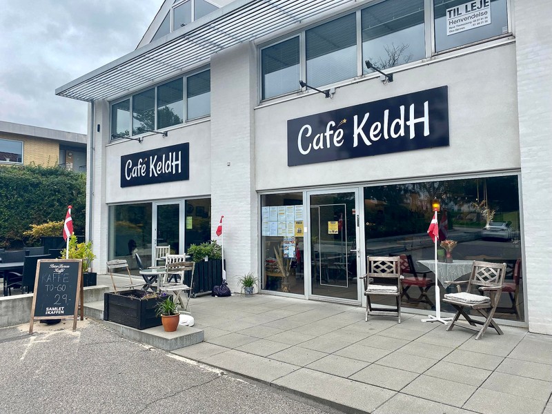 Hver fredag serverer Café KeldH wienerschnitzler - og man må meget gerne huske at reservere bord, siger indehaveren.
