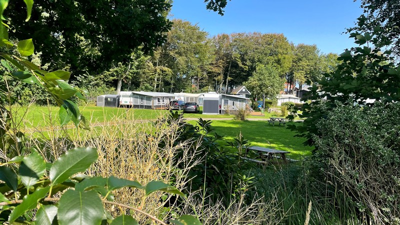 Løgstør Camping – en rigtig charmerende by-campingplads, tæt på byens havnemiljø og med Christiansmindeskoven som nabo. 