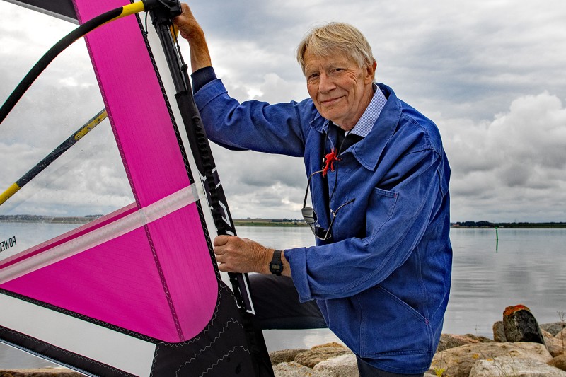 Den gamle kan stadig. Formanden for Gjøl Sejlklub Carl Johan Dissing viser her, hvordan man bruger en vindsurfer.