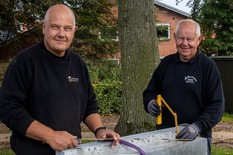 Carsten Bak Andreasen og Hans Rasmussen tjekker de specialstøbte betonelementer, som Lions har fået fremstillet til Mølleparken. 