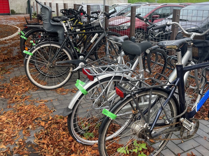 I denne uge bliver der sat grønne strips på cykler, der er parkeret på kommunale områder.