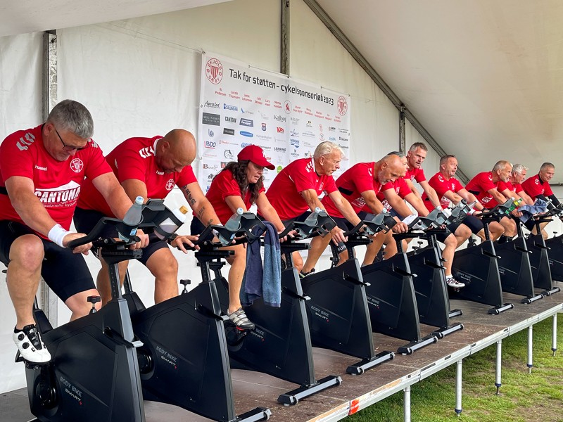 De 11 deltagere i cykelsponsorløbet beviste at de havde gode ben og satte en økonomisk rekord på 291.750 kroner.   