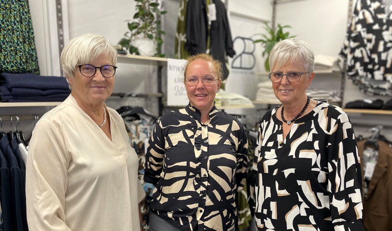 Uldjydens nye ejer Laila Paulsen i midten, omgivet af de to tidligere indehavere; Anni Myrup (tv) og Lilly Jensen (th).