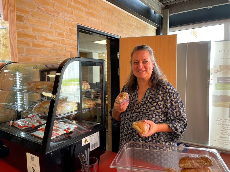 Som centerassistent har Rikke Djernis varetaget driften af kiosken ved receptionen, hvor kunderne elsker hendes lækre sandwich.