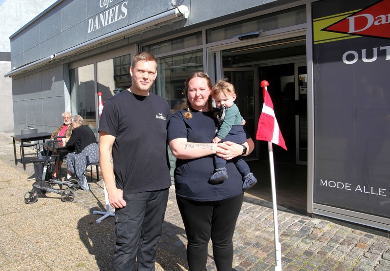 Heidi og Daniel med yngste skud på stammen har åbnet café i nyrenoverede lokaler i Havnegade.