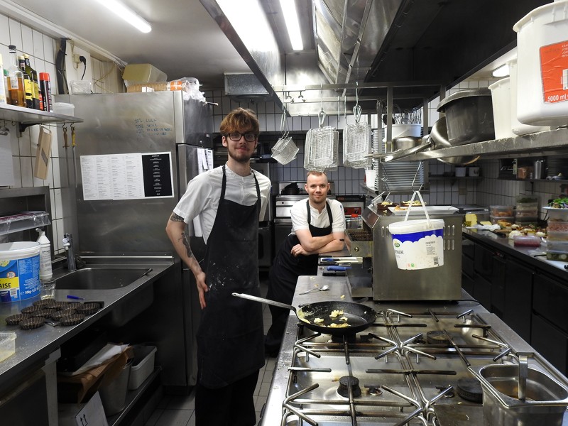 Her 2 nye kokkeelever, der er ialt 11 kokke og køkkenmedhjælpere på Lilleheden.