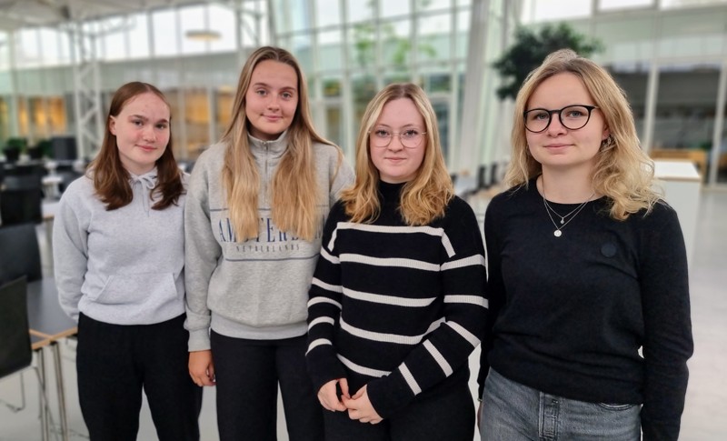 De fire nye undervisere i Videnskabsklubben hos HTX Hjørring: Fra venstre Emma Ploug Rasmussen, Mathilde Koldkjær, Amanda Nielsen og Nicoline Koch.