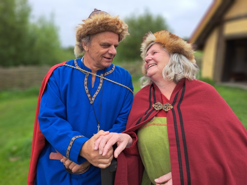 Lørdag 16. september er Vikingegården ved Fyrkat rammen om et storslået vikingebryllup. Her gifter vikingekriger Ulf Torlyn sig med sin skjoldmø Elin Grau. Festlighederne er arrangeret af Fyrkatspillet og varer hele weekenden. 