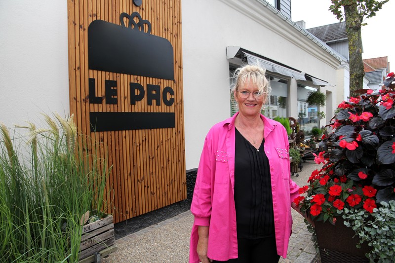 Le Pac har fået ny facade, og Margrethe Ruggaard glæder sig til at vise butikken frem ved jubilæet.
