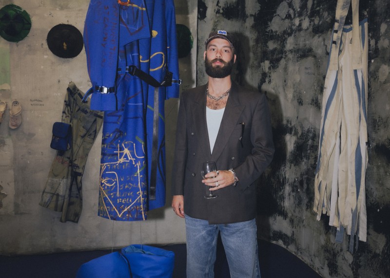 Kristoffer Simonsen til åbningen af gruppeudstilling med sit bidrag -  en frakke i samarbejde med kunstneren Alessandro Painsi.