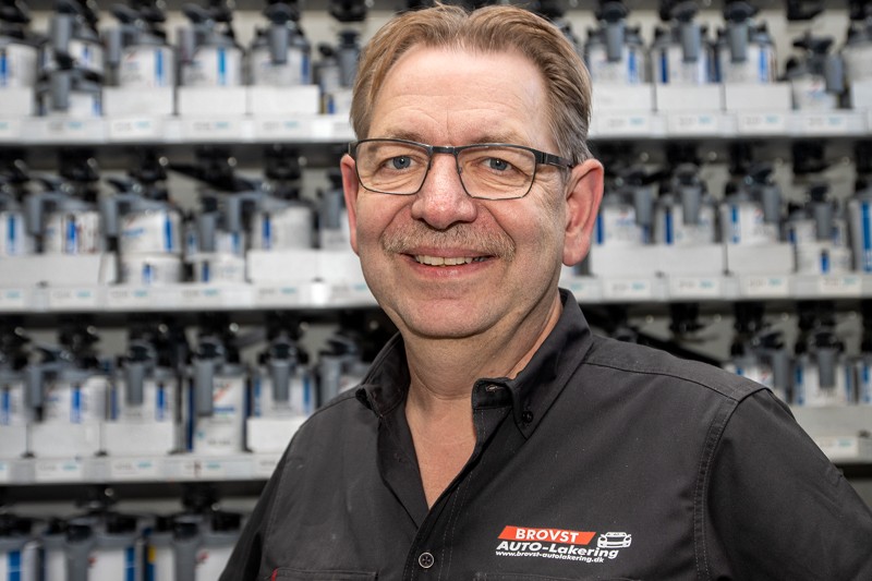 Henrik Gundersen, der fylder 60 år den 2. oktober, har arbejdet i Brovst Autolakering hele livet siden folkeskolen. I dag ejer han virksomheden.