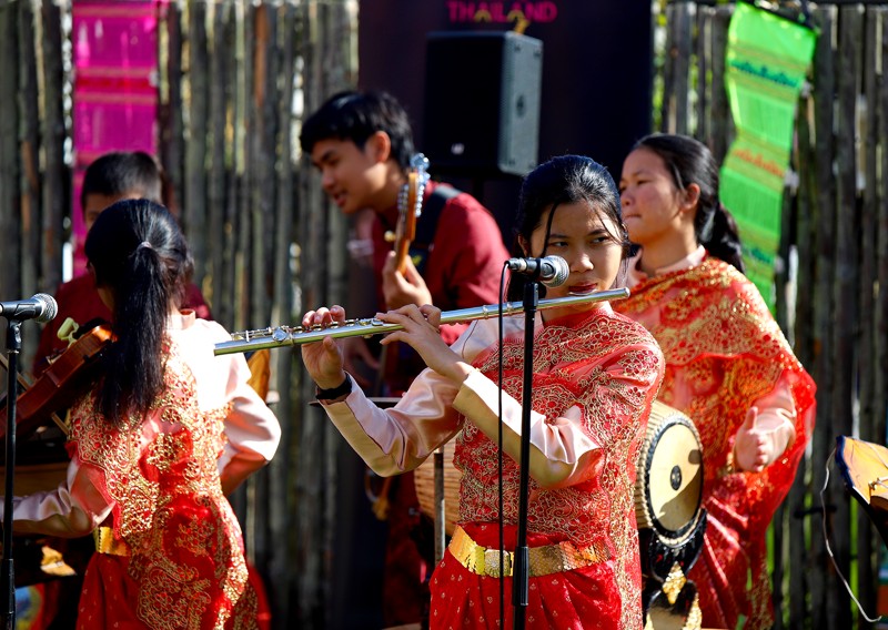 Populære sange spillet med et strøg af Thailand.