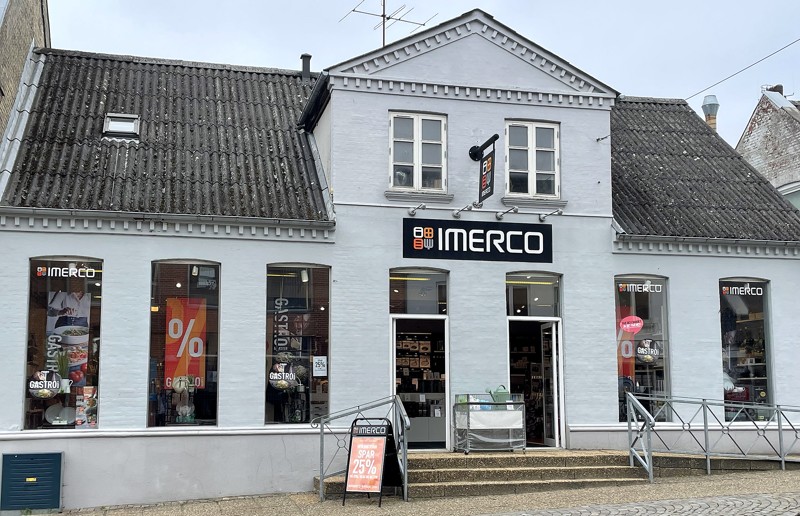 Imerco Hadsund har hjemme på Storegade 47. 