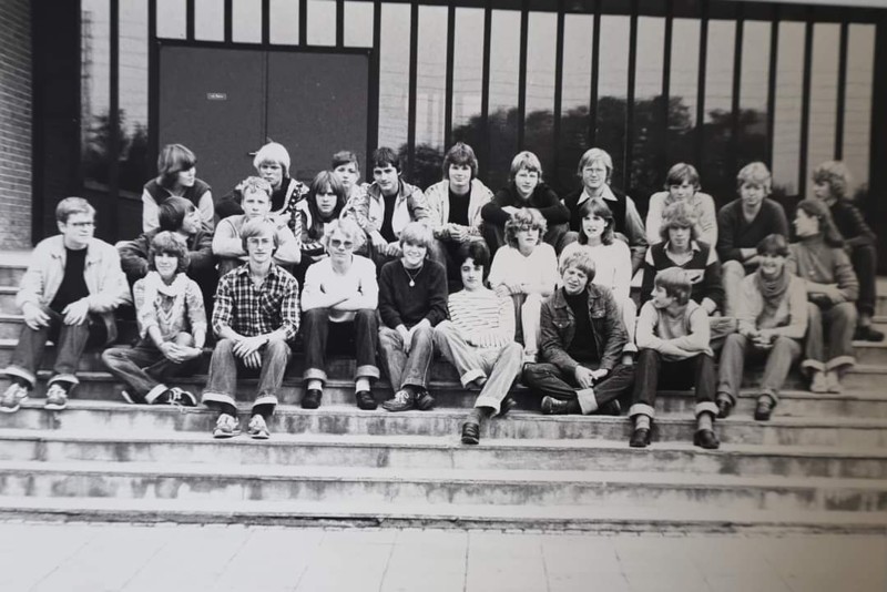 3. z på Hobro Gymnasium årgang 1983, fotograferet på trappen til Mariagerfjord Gymnasium, som dengang hed Hobro Gymnasium. 