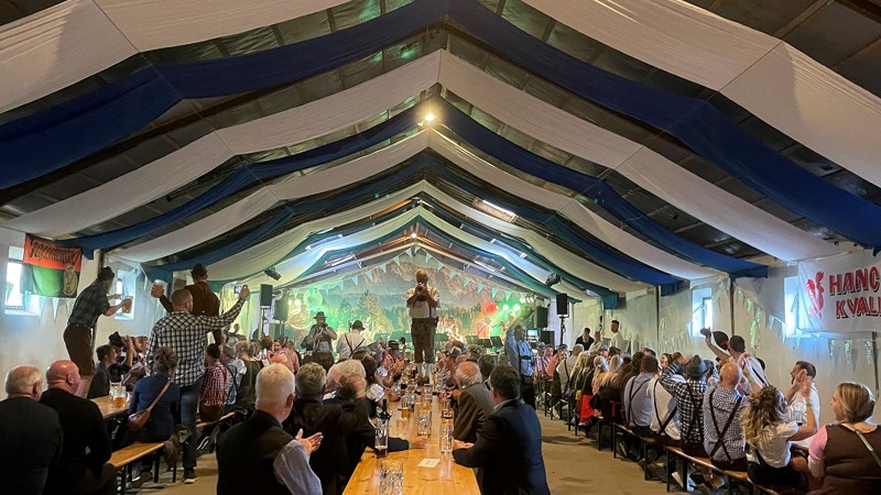 Der blev sunget, drukket øl og festet igennem med dans på bordene, da Vils og Omegns Borgerforening sidste år inviterede til Oktoberfest.