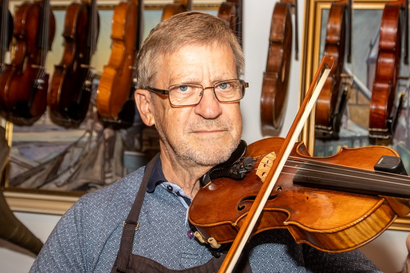 - Violinbyggeren i Arentsminde har spillet violin i hele sit liv – og de seneste 15 år har violinerne været levebrødet for Henning Thorsen, der ejer omkring 200 violiner.