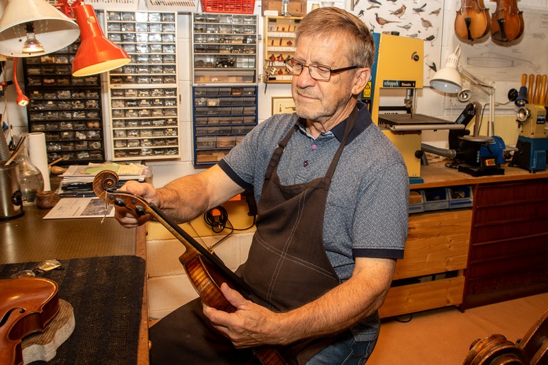 - En violin er et kompliceret instrument, der består af flere hundrede enkeltdele, fortæller Henning Thorsen.