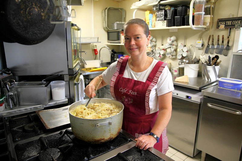Charlotte Bentsen serverer gode danske retter tilberedt fra bunden. Denne dag stod den på løgsuppe.