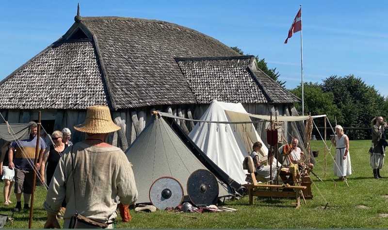 Fyrkat deltager med frivillige vikinger, der vil bage fladbrød som dengang.