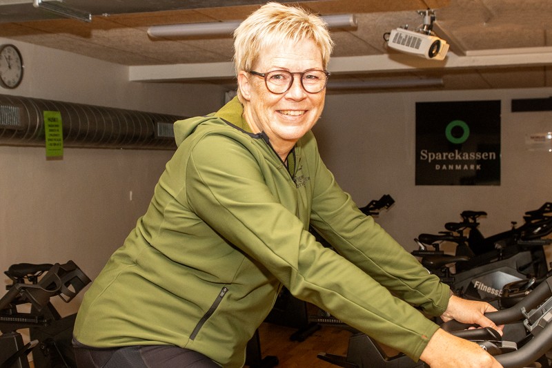 Lone Sørensen tester en af de nye body bikes, som Fjerritslev Motionscenter netop har anskaffet.