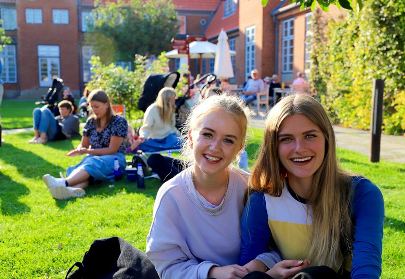 Nanna Kristiansen og Frederikke Banke fra Jerup elsker kunst og Skagens Museum og så kender de et par stykker i bandet, som giver koncert og er derfor i haven denne lørdag.