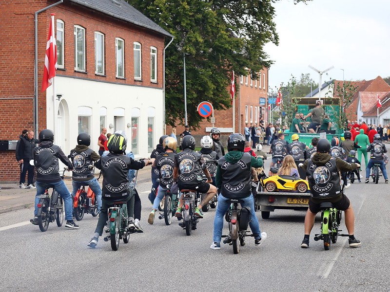 Maxi Riders på deres Puck deltog også i optoget. 