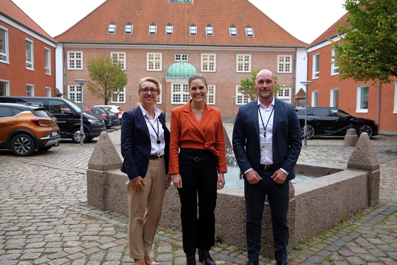 Digitaliseringsminister Marie Bjerre (V) blev modtaget i Frederikshavn af Udbetaling Danmarks koncerndirektør Kristine Stenhuus og centerdirektør Lars Krogsgaard.