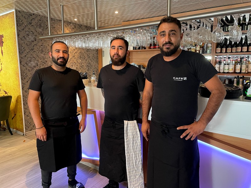 Brødrene, der driver Café 89 i Aars - fra venstre Erol Dogru, Umut Dogru og Deniz Dogru.  