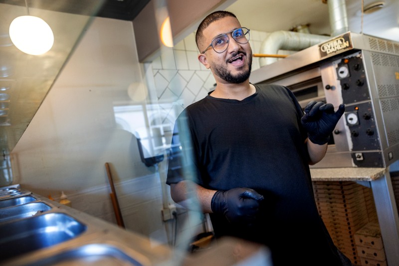Karrar Al-Ali er en entusiastisk og smilende pizzabager, der begyndte i branchen som 14-årig.