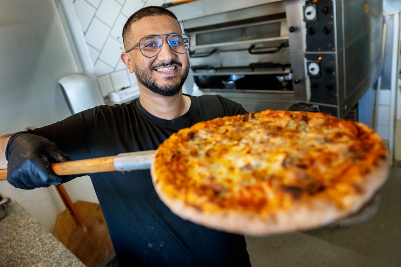 Så er der serveret: Karrar Al-Ali laver pizza ud fra sine egne, hemmelige opskrifter på dej, pizzasovs og ost.