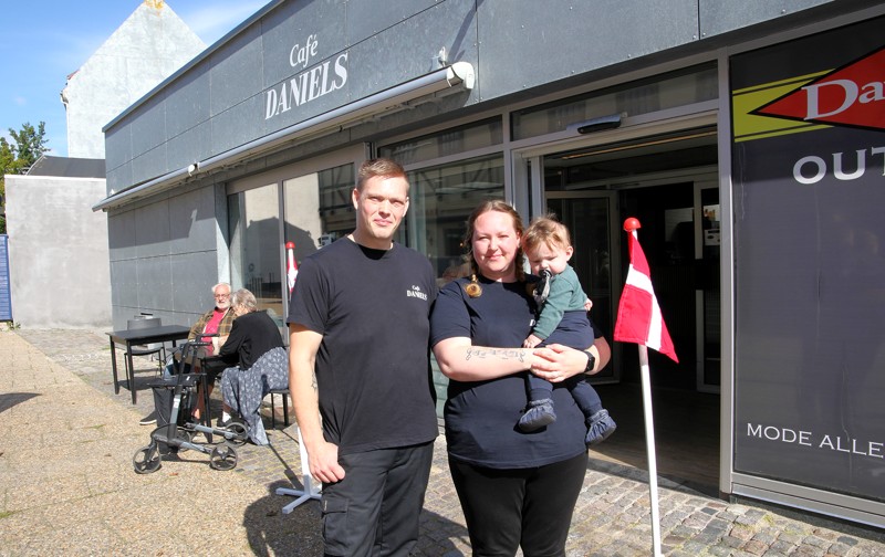 Heidi og Daniel Hemmingsen ved åbningen af Café Daniels i sommer. Nu er eventyret slut.