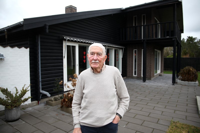 Rogers Søgaard fortæller historien om, hvordan han i 1944 som 15-årig fik en særlig tilladelse til at cykle igennem den tyske flyveplads ved Knivholt.
