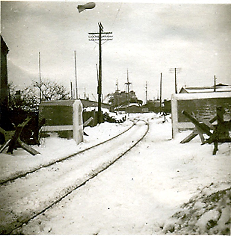 Frederikshavn Havn var forbudt område for civile under besættelsen. Havnebanen kunne hurtigt afspærres. Øverst ses en spærreballon.